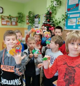 Zakładki i zabawki chłopców z III A