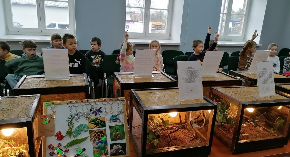 Pierwszoklasiści na warsztatach edukacyjnych „Piękny i fascynujący świat zwierząt egzotycznych”