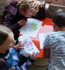 Nasi uczniowie nie zapomnieli o swych patronach. Na lekcjach i przerwach towarzyszyła wszystkim pamięć o Żwirce i Wigurze. Były zagadki, rebusy, zadania i wiele różnych atrakcji.